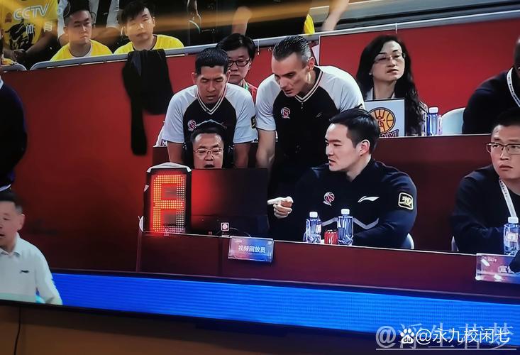 刘东推倒雷琼-塔克，山西申诉无果遭判进攻犯规